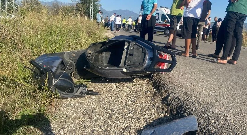 Otomobille çarpışan elektrikli motosikletteki çocuk öldü, kuzeni ağır yaralandı