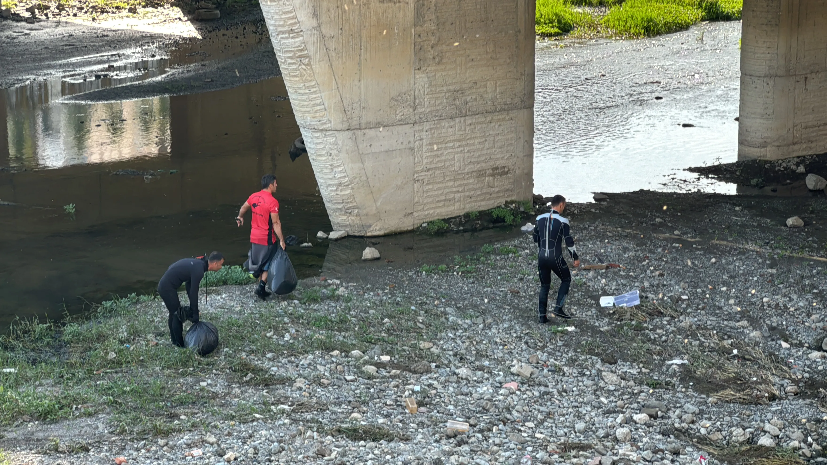 Irmakta ceset ihbarına giden ekipler temizlik yaptı