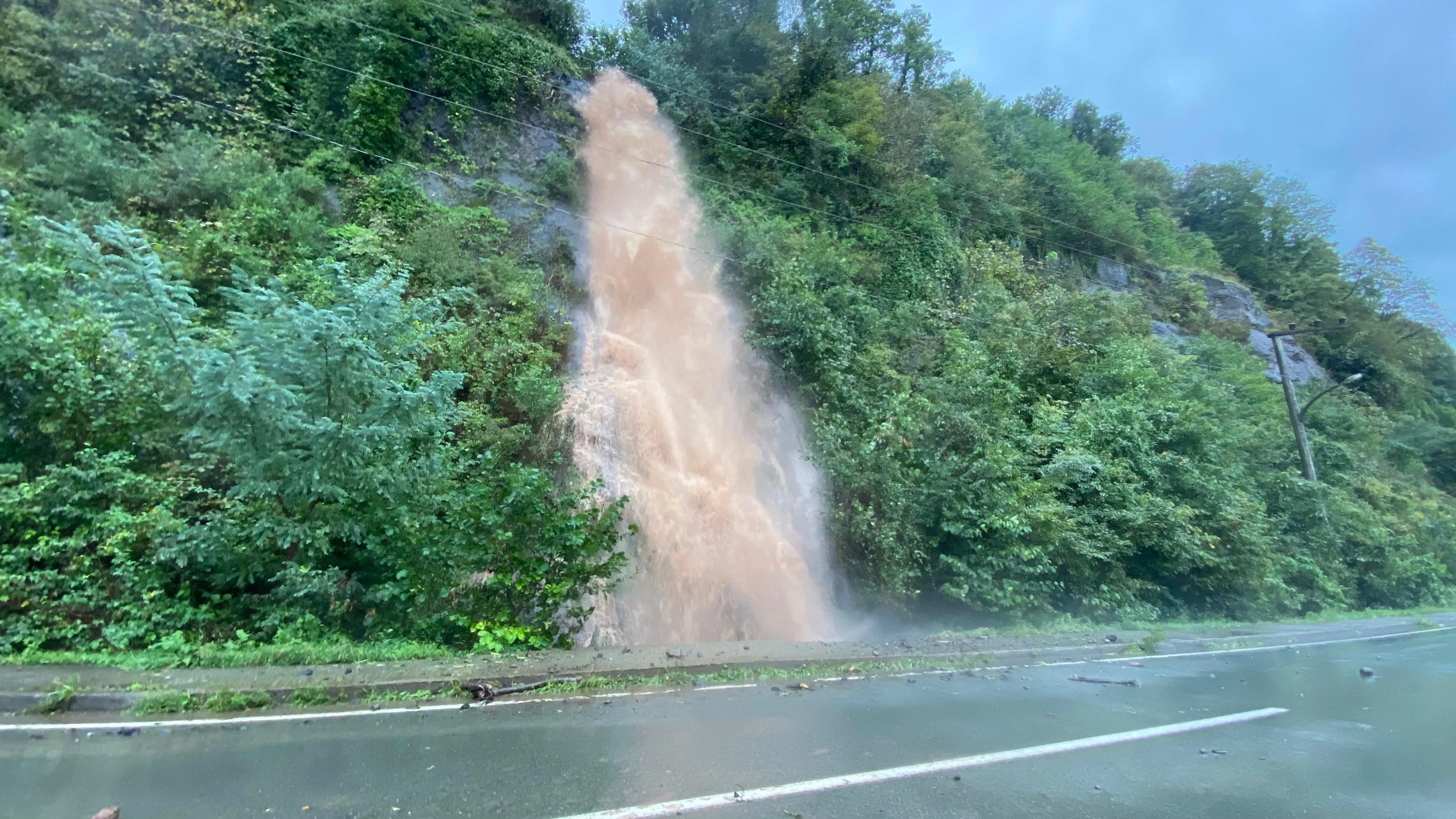 Şiddetli yağışlar Artvin'in Hopa ve Arhavi ilçelerinde etkili oluyor