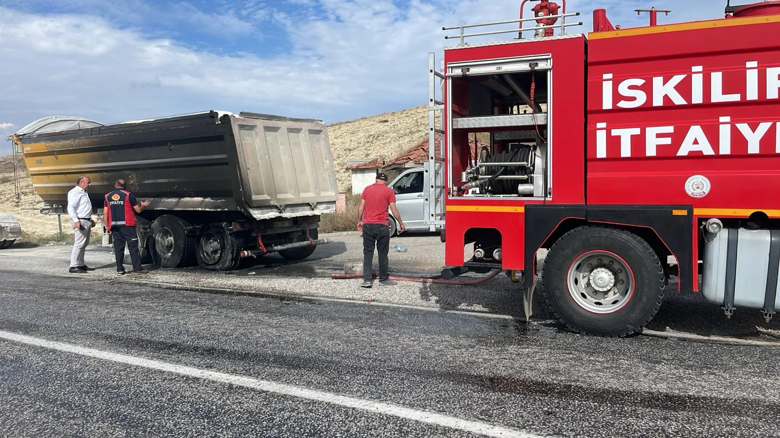 Yanan kamyon itfaiye tarafından söndürüldü