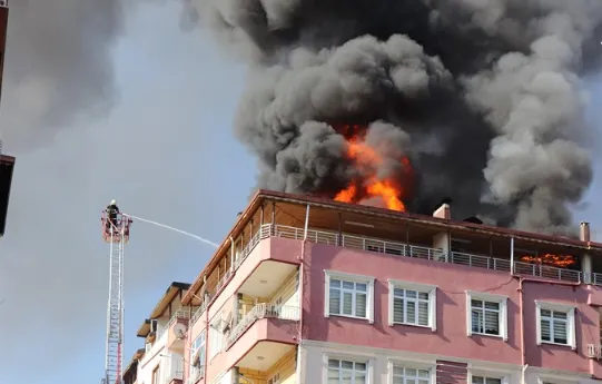 Ordu'da çatı tamiri sırasında iki daire yandı