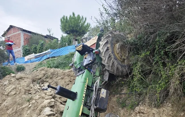 Şarampole düşen traktörün sürücüsü ağır yaralandı