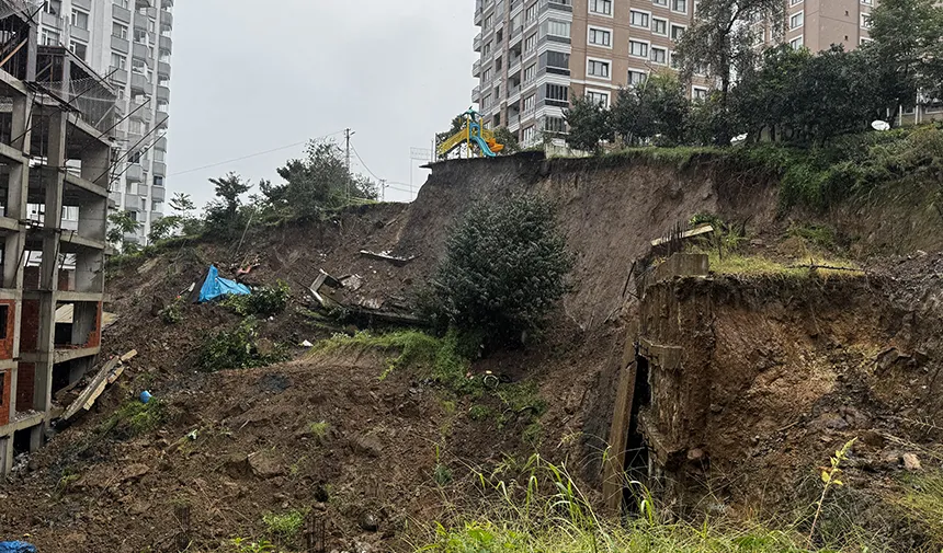 Rize'de toprak kayması sonucu çocuk parkı ve istinat duvarı zarar gördü