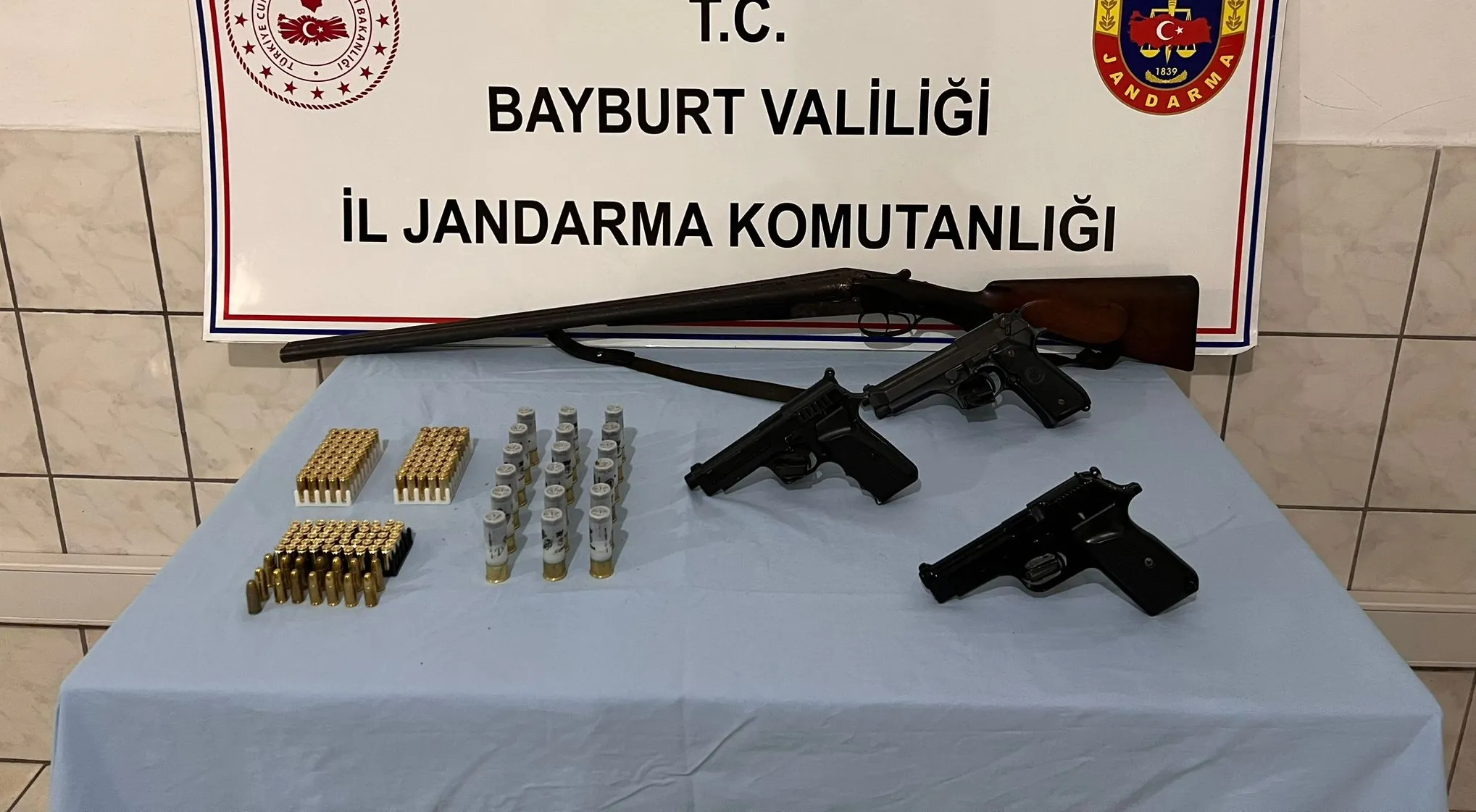 Kaçakçılık operasyonunda tabanca ve tüfek ele geçirildi