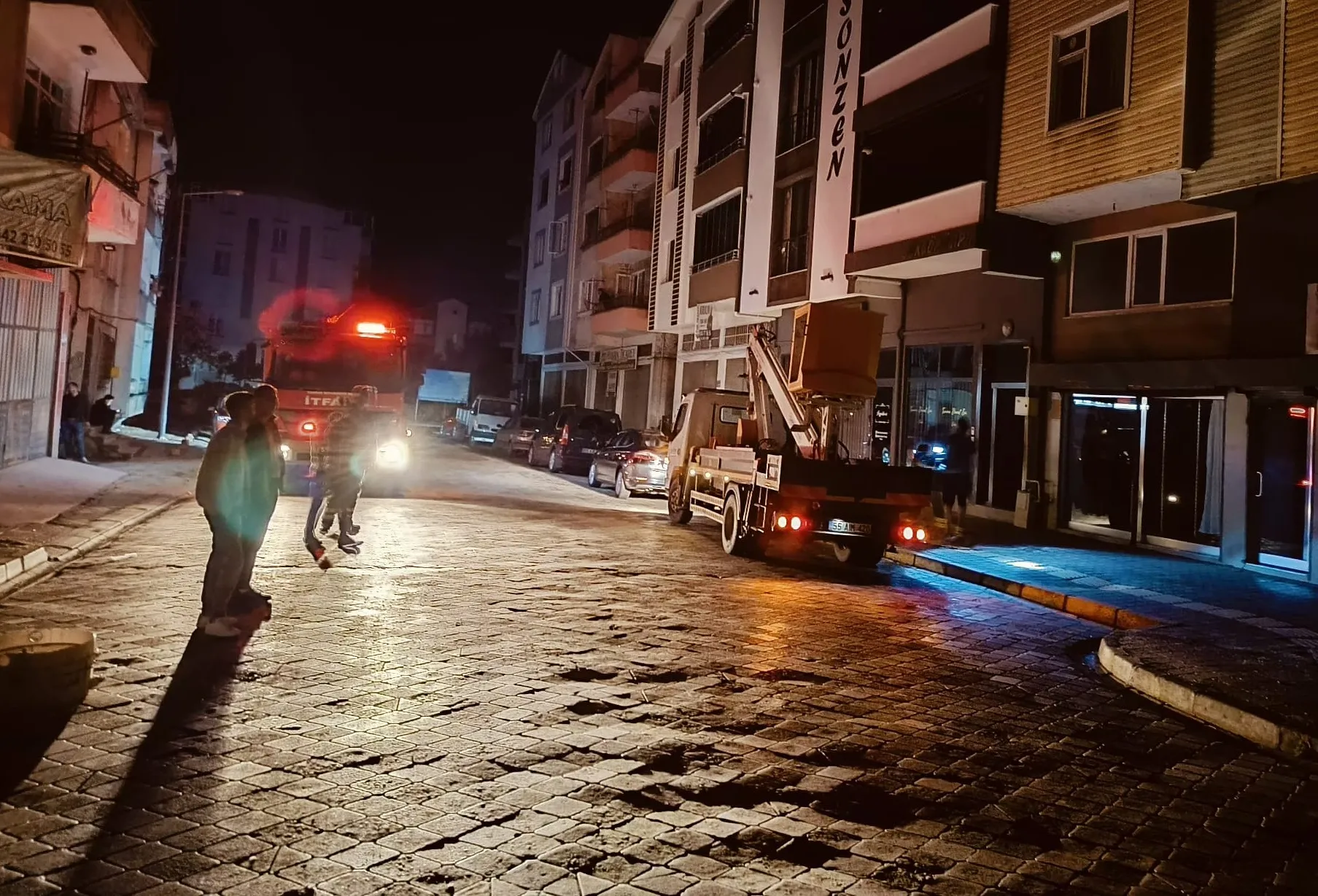 Terme’de elektrik direğinde çıkan yangın söndürüldü