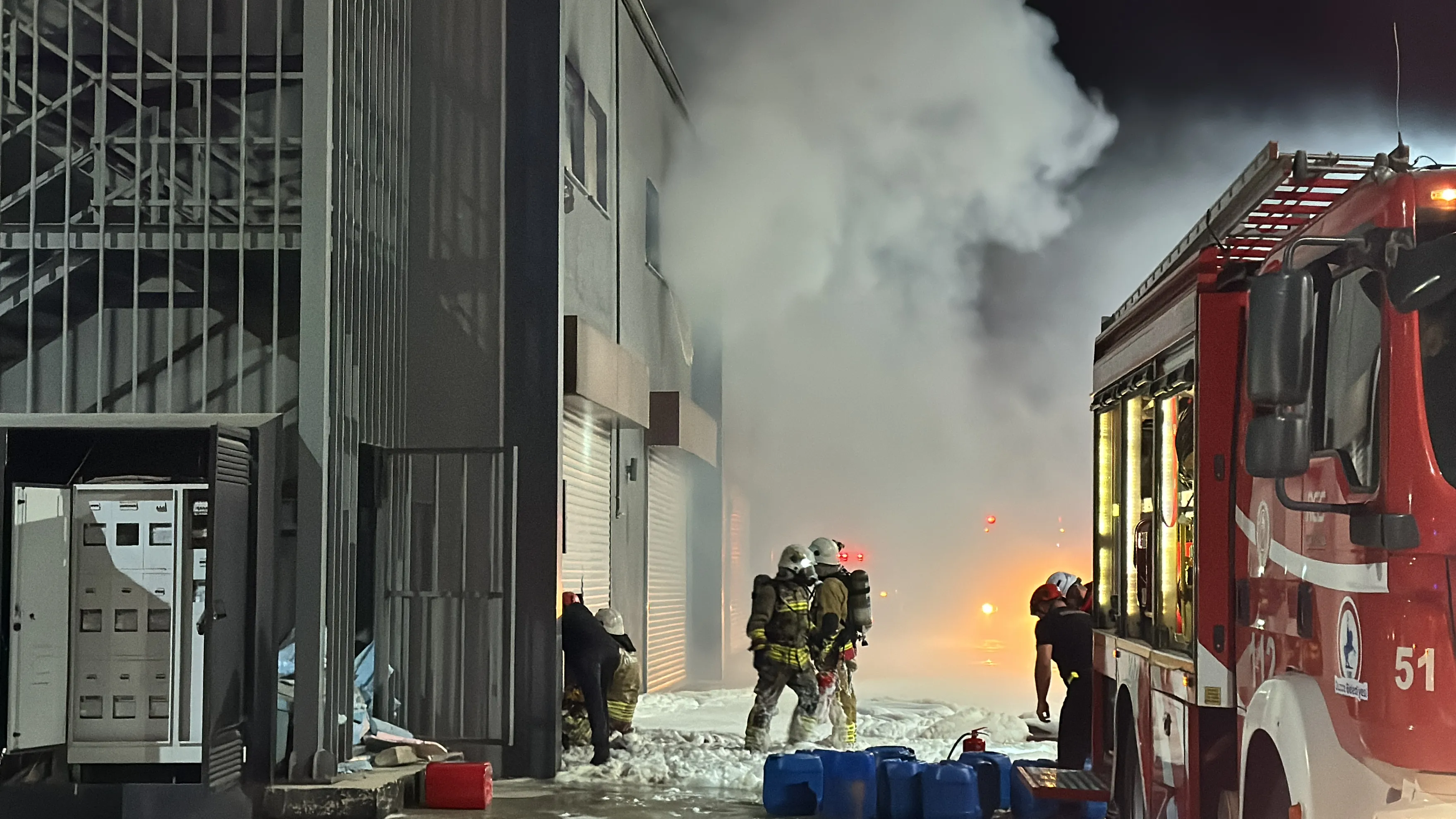 Temizlik malzemesi üreten fabrikada çıkan yangına itfaiye ekipleri müdahale etti