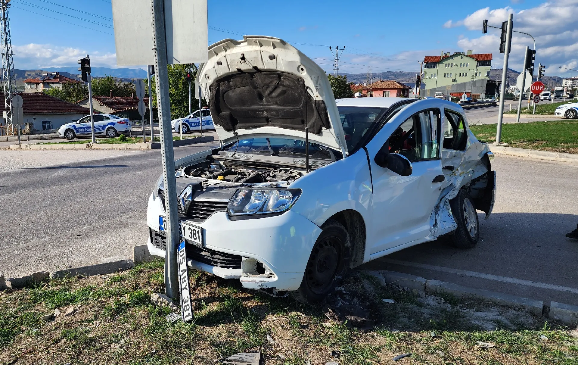 Taksiyle otomobilin çarpıştığı kazada 3 kişi yaralandı