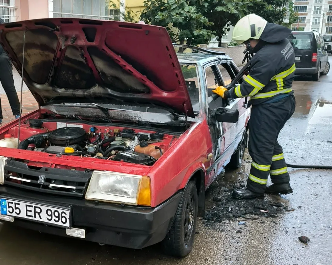 Park halindeki otomobilde yangın çıktı