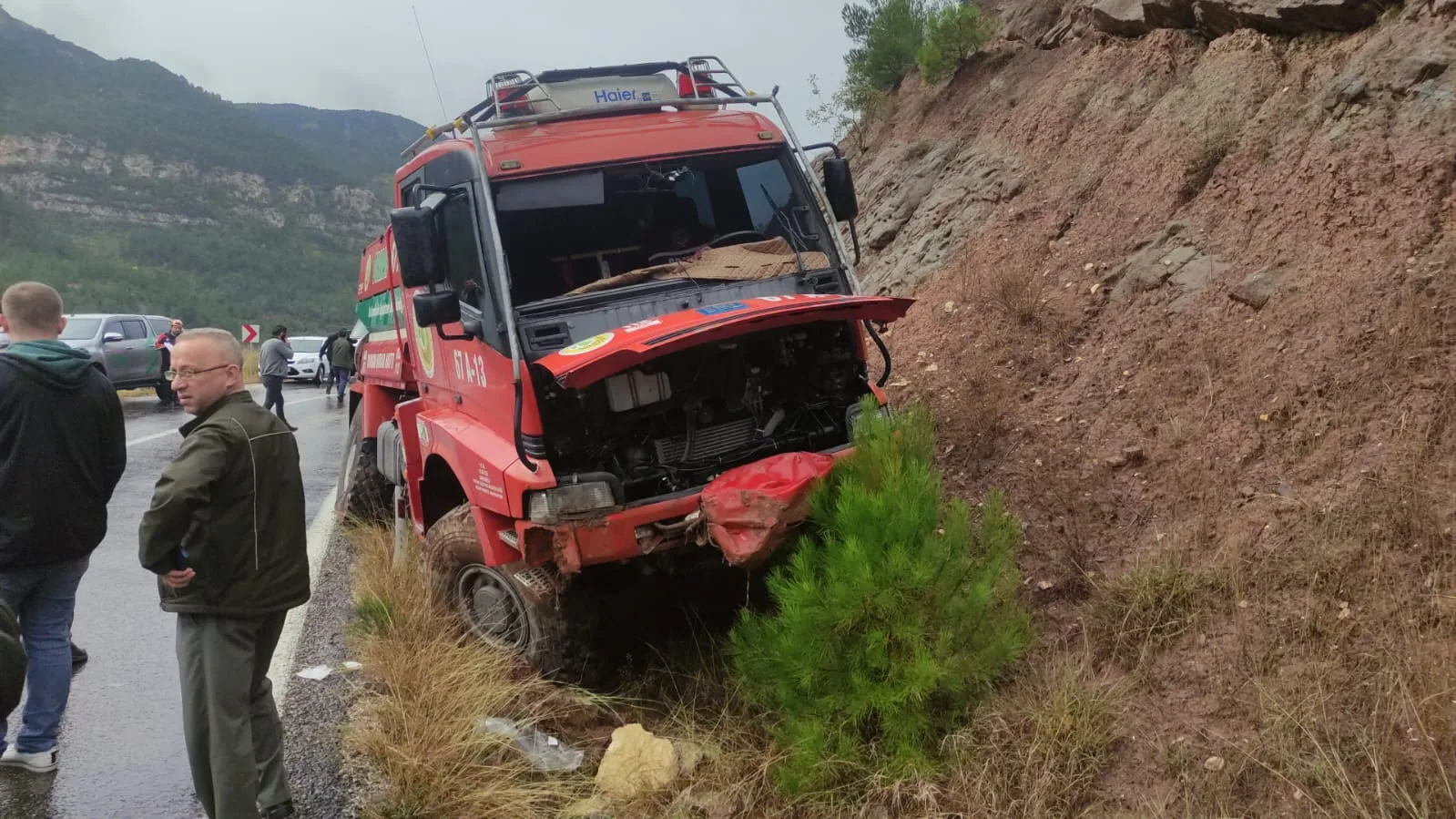 Toprak yığınına çarpan arazözdeki 3 kişi yaralandı