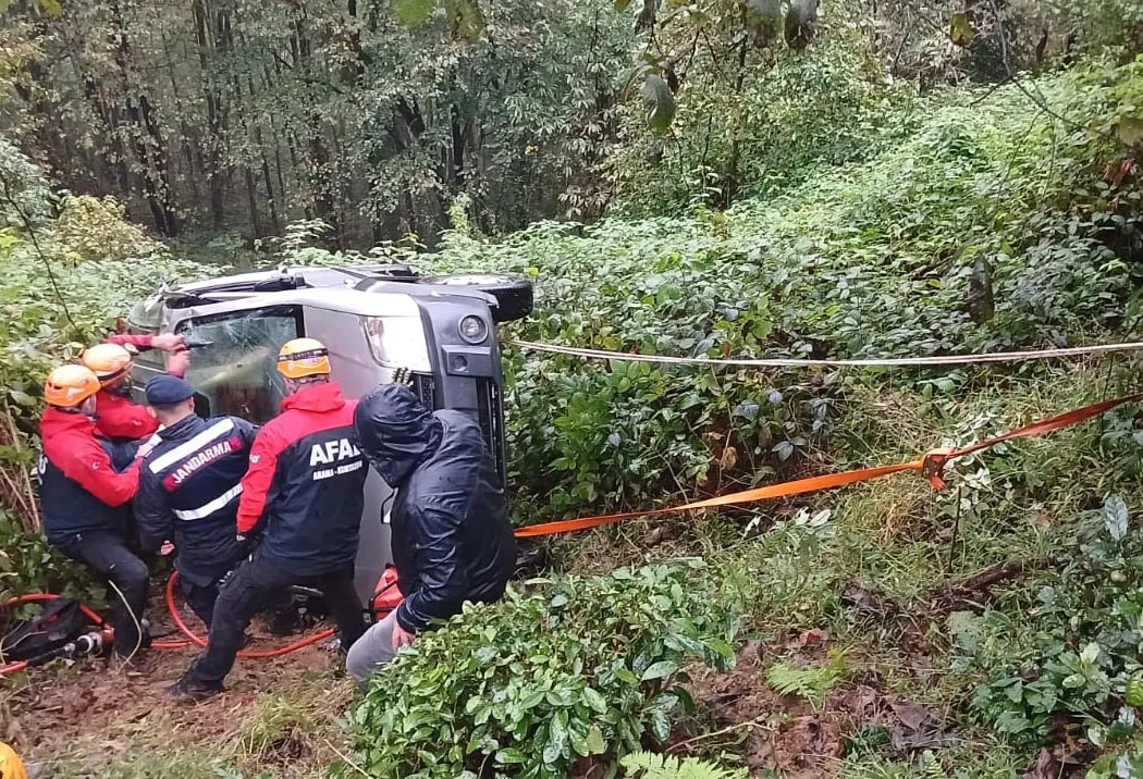 Rize'de uçuruma yuvarlanan kamyonetin sürücüsü yaralandı