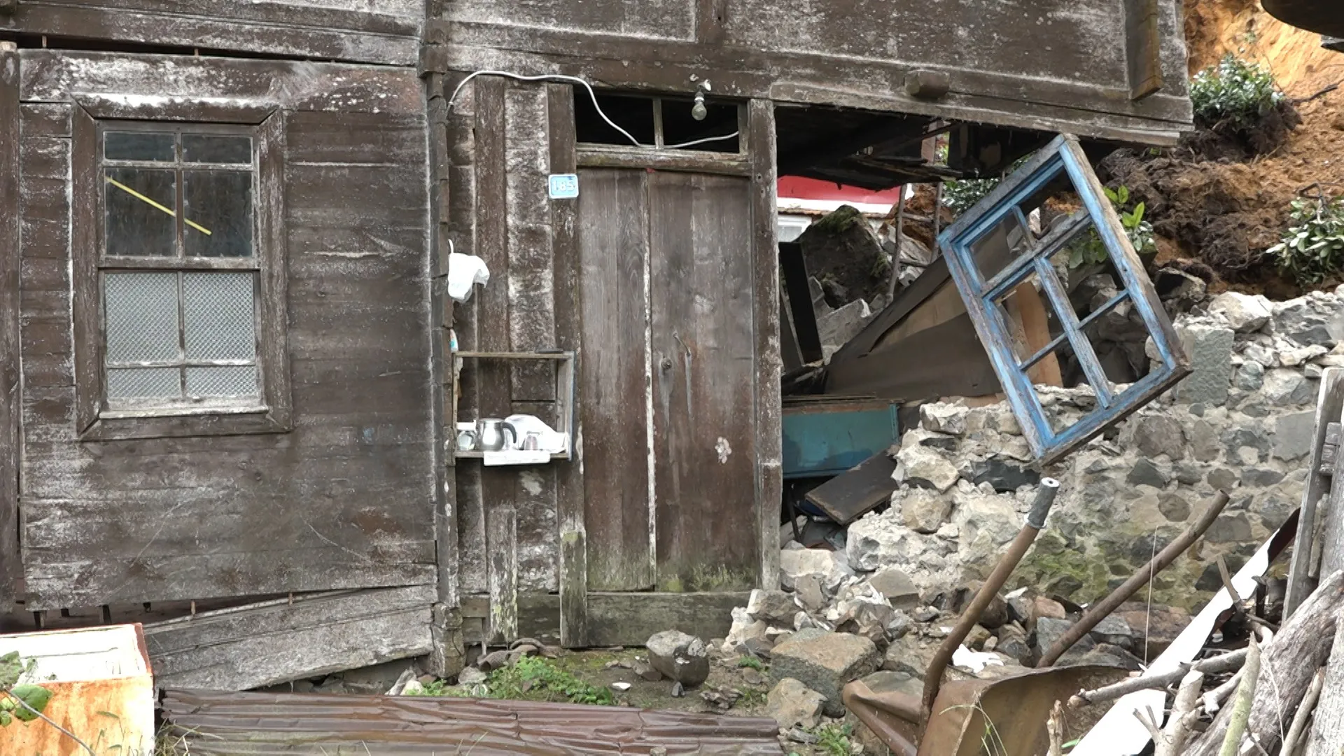 Rize'de asırlık ahşap ev heyelana yenik düştü