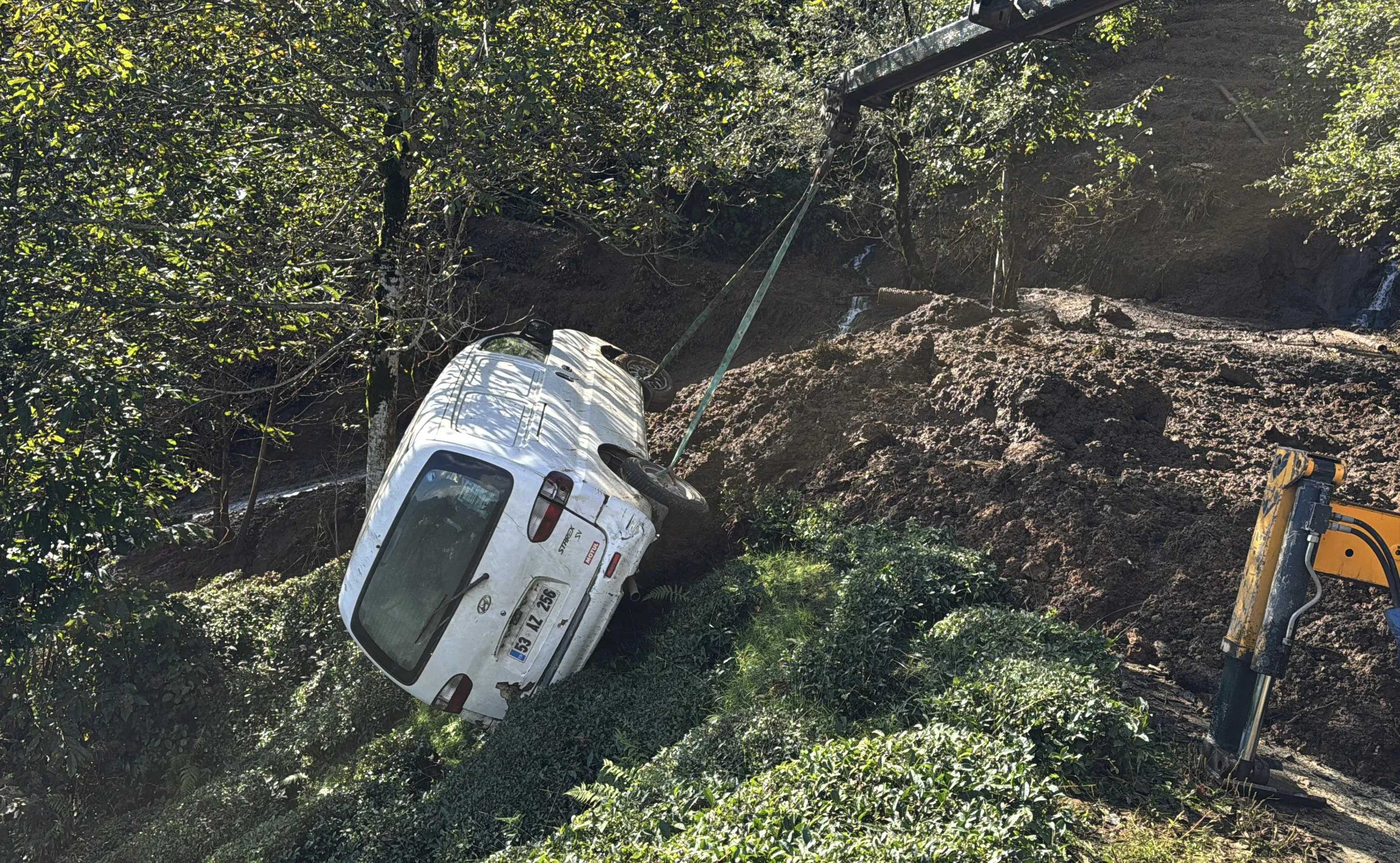 Rize'de fırtına: Çatı uçtu, araba hasar gördü