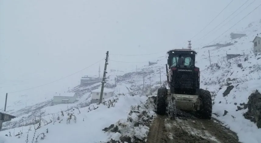 Trabzon'un yüksek kesimlerinde karla mücadele çalışması yürütülüyor