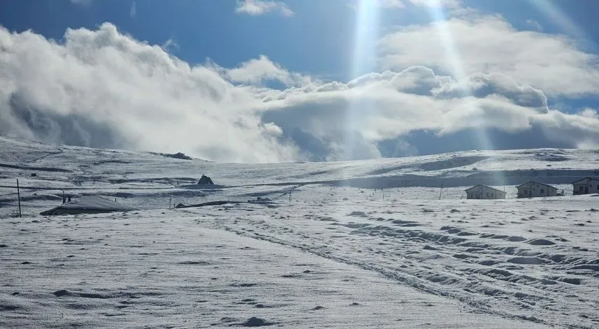 Dumlu köyü kar nedeniyle sessizliğe büründü