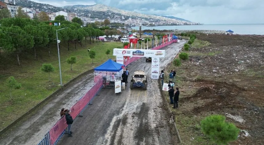 Deniz kenarında yapılan zorlu Off-Road yarışları nefesleri kesti