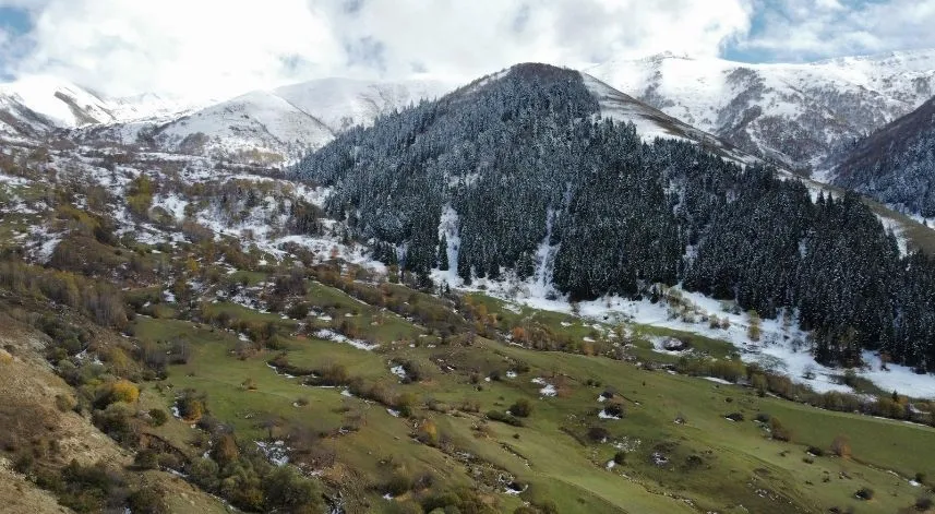 Artvin'de sonbahar ve kış manzaraları aynı karede