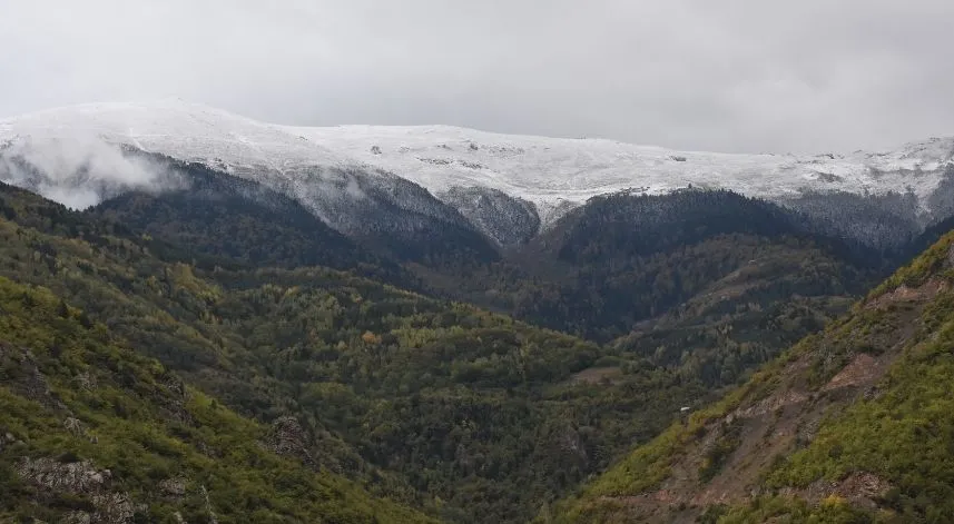 Gümüşhane'nin yüksek kesimlerine kar yağdı