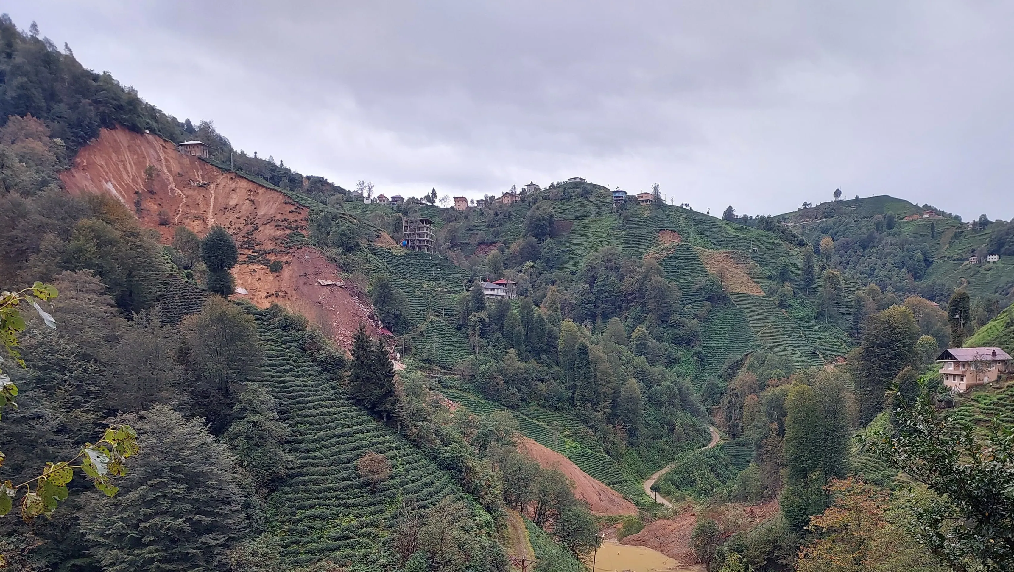 Rize'deki heyelanda 3 ev yıkıldı