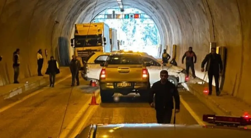 Artvin'de tünel içinde trafik kazası: Biri bebek 3 yaralı