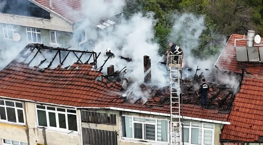 Karabük'te 3 katlı binanın çatısında çıkan yangın söndürüldü