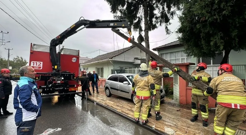 Düzce'de telefon direğine çarpan otomobildeki 2 kişi yaralandı