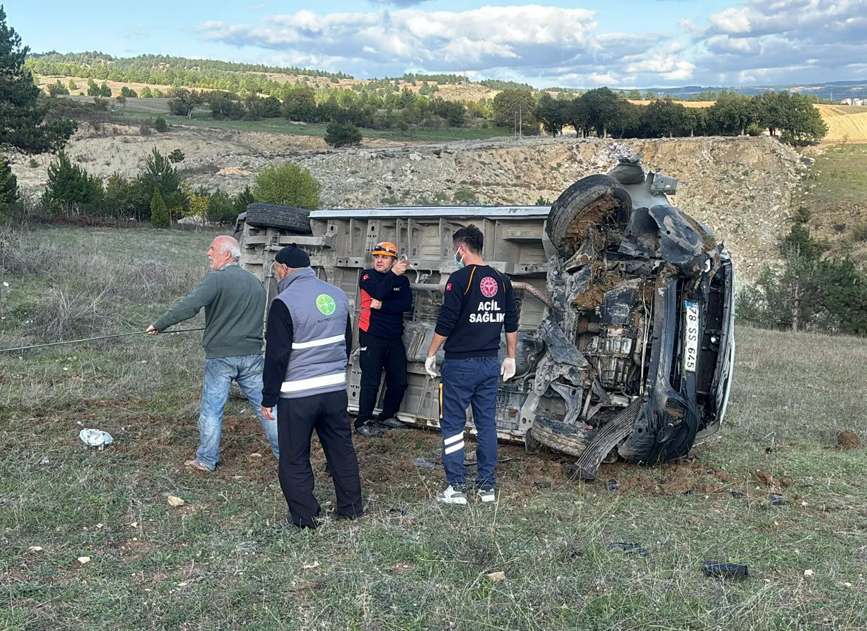 Karabük'te devrilen minibüsün sürücüsü yaralandı