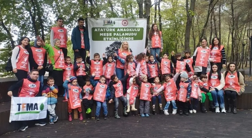 Samsun'da TEMA gönüllüleri anaokulu öğrencileriyle meşe palamudu dikti