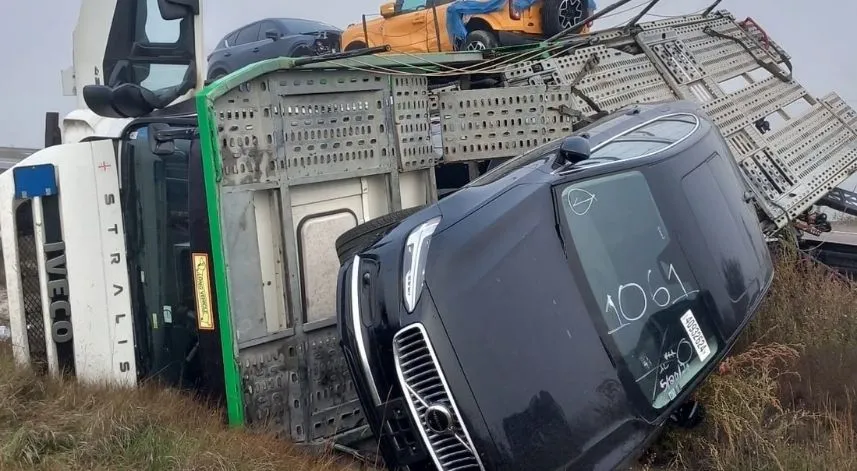 Bolu'da lüks araçları taşıyan tırın devrildiği kazada sürücü yaralandı