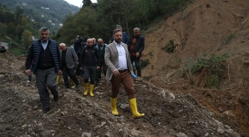 AK Parti Rize Milletvekili Avcı, heyelan yaşanan köyde incelemelerde bulundu