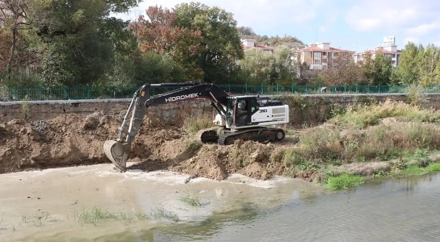 Yağış dönemi öncesi ırmak ve dere yataklarının temizliğine başlandı