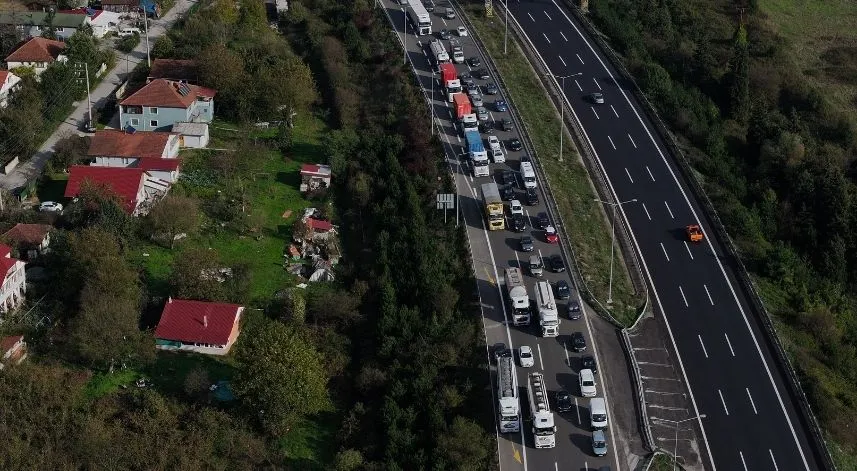 Anadolu Otoyolu'nda zincirleme trafik kazasında 4 kişi yaralandı