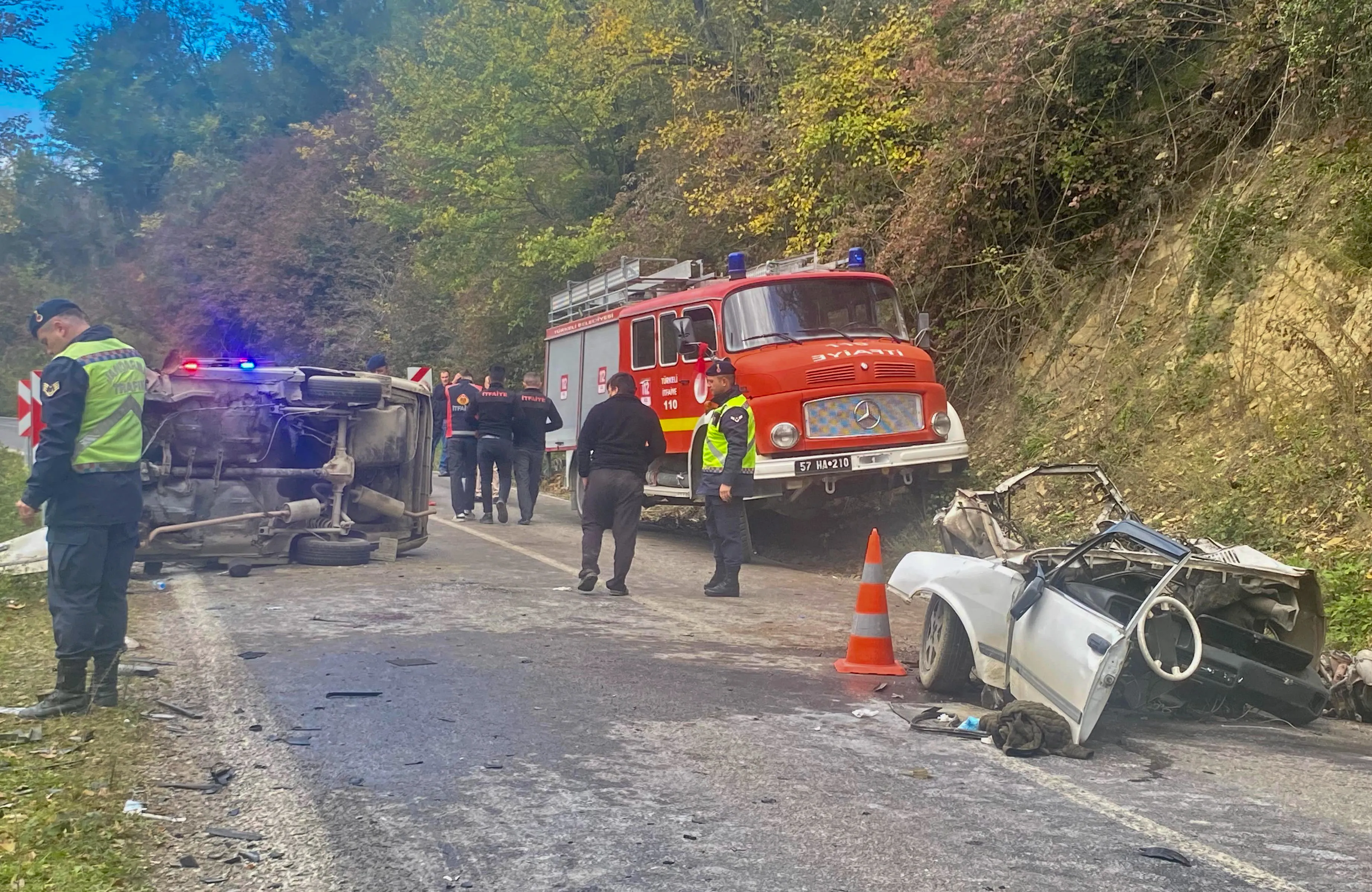 İki otomobilin çarpışıp birinin ikiye bölündüğü kazada 3 kişi yaralandı