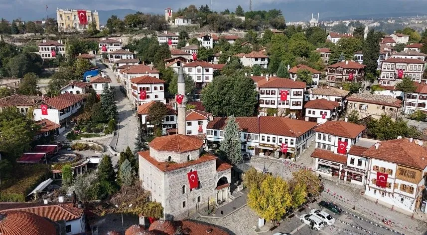 Safranbolu'da tarihi yapılar Türk bayraklarıyla donatıldı