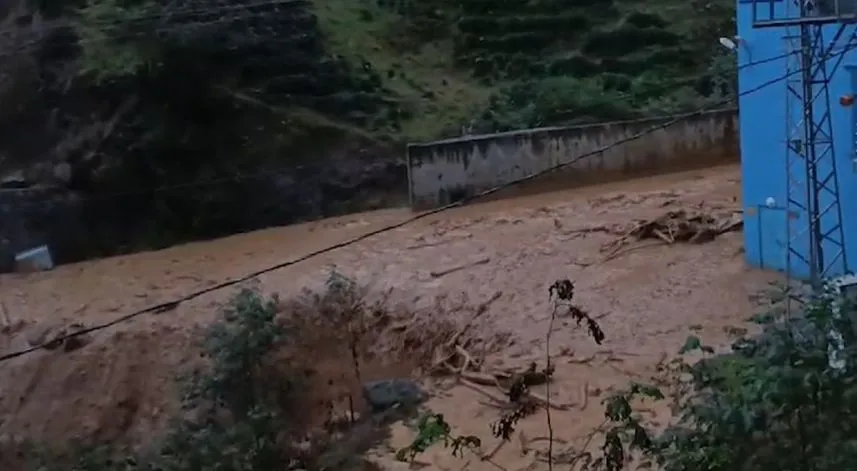 Rize'de heyelan nedeniyle mahalle yolları ulaşıma kapandı