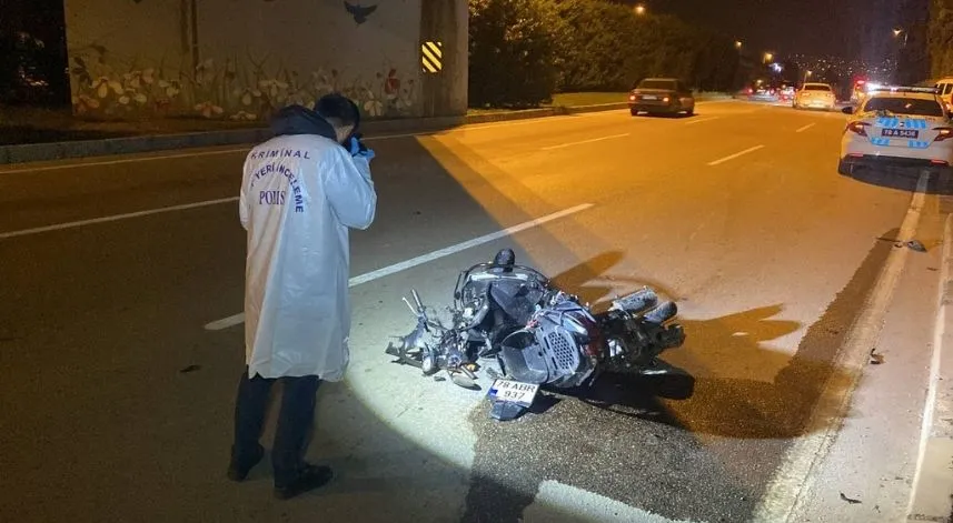 Motosiklet ile motorlu bisikletin çarpıştığı kazada 1 kişi öldü, 2 kişi ağır yaralandı