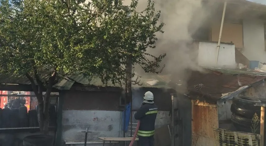 Bolu'da çıkan yangında iş yeri hasar gördü