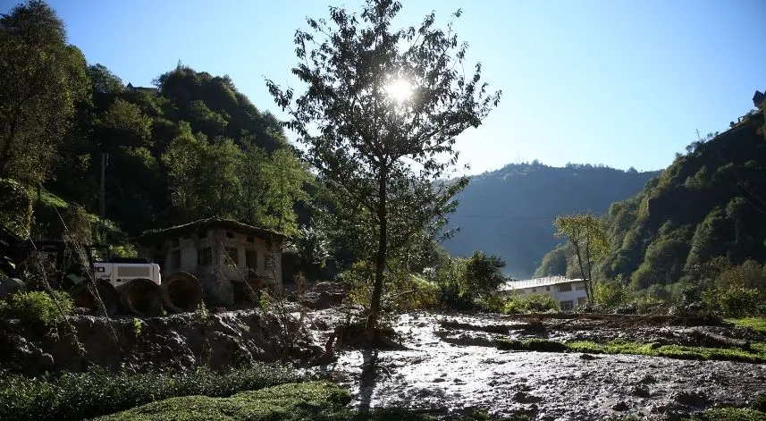 Rize'de heyelan olan köyde temizlik çalışmalarına başlandı