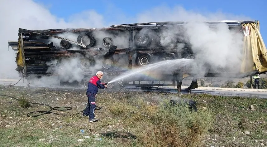 Seyir halindeki tırda çıkan yangın hasara neden oldu