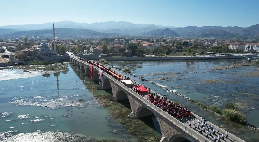 Çorum'da vatandaşlar 101 metrelik Türk bayrağı ile yürüdü