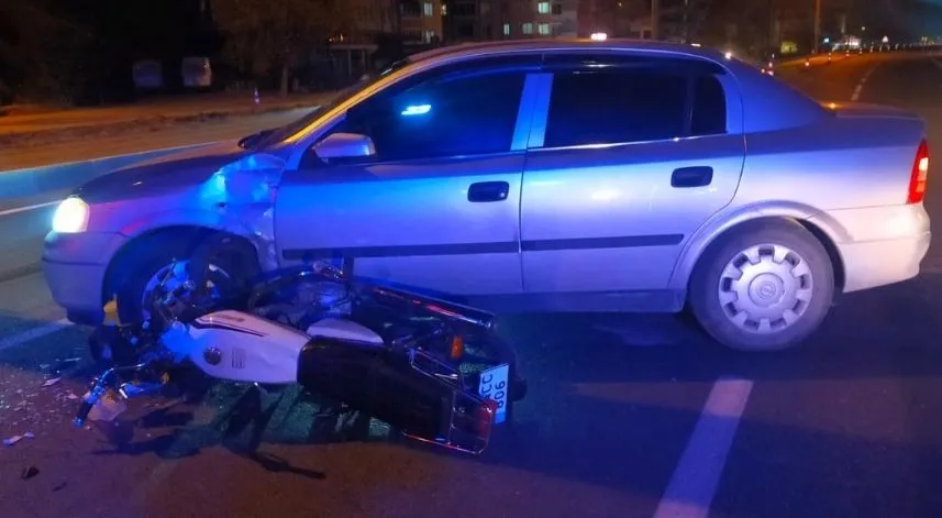 Motosiklet otomobil ile çarpıştı: 1 yaralı