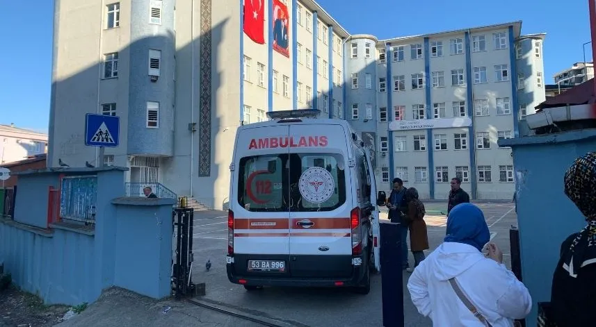 Rize'de hafif ticari aracın çarptığı çocuk yaralandı