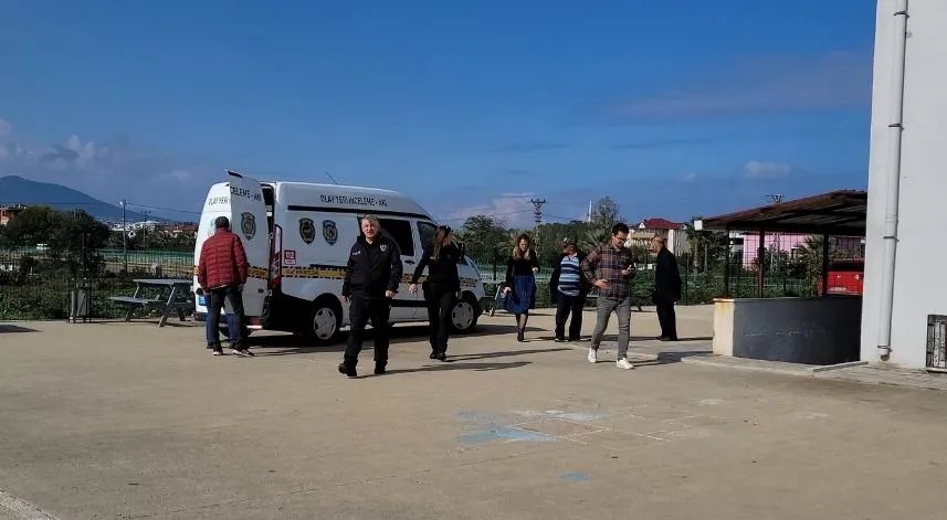 Samsun'da okul bahçesindeki banka yorgun mermi isabet etti