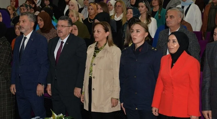 Trabzon'da Bir Anne Baba Uyanırsa Toplum Uyanır adlı konferans düzenlendi