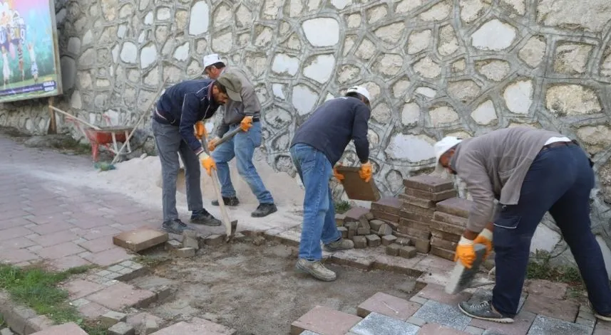 Bozulan yolların onarımı için çalışma yapıyor