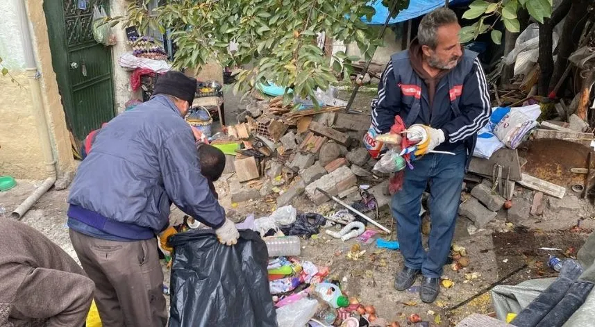 Karabük'te ev ve bahçesinden 1 kamyon çöp toplandı