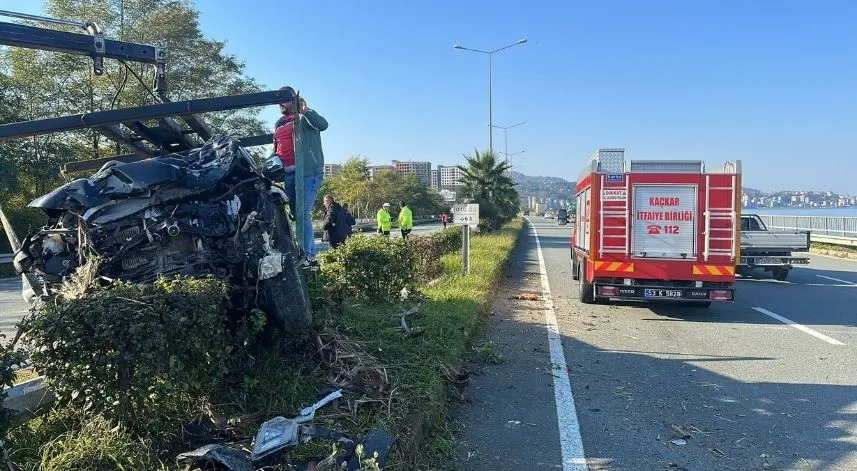 Rize’de otomobil direğe çarptı: 2 yaralı