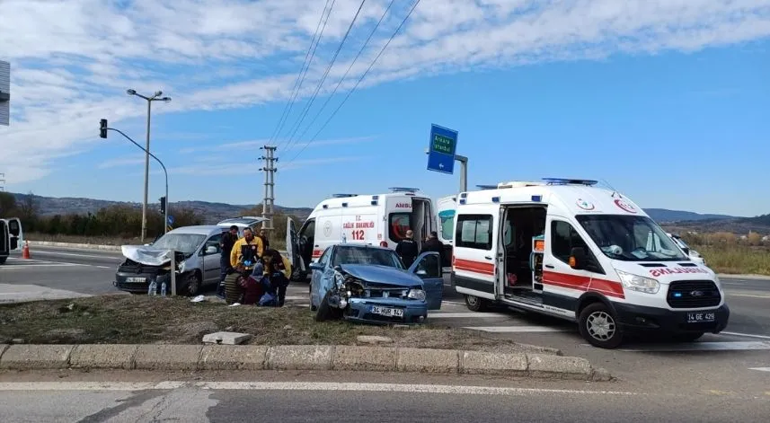 Otomobil ile hafif ticari aracın çarpıştığı kazada 8 kişi yaralandı