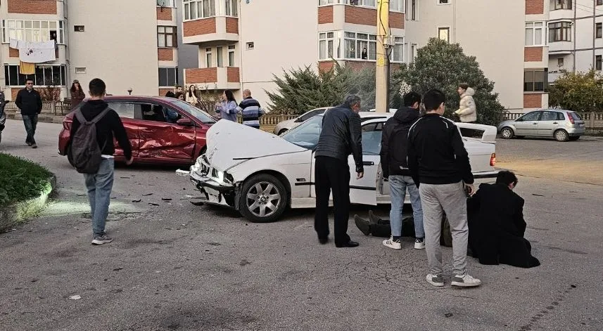 İki otomobilin çarpıştığı kazada 1 kişi yaralandı