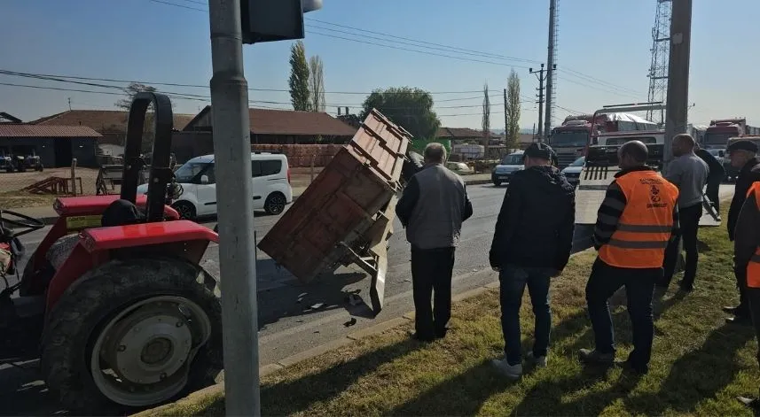 Kurtarıcı ile traktörün çarpışması sonucu 1 kişi yaralandı