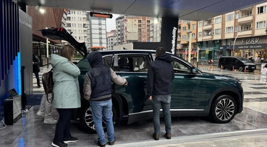 Türkiye'nin yerli otomobili Togg'un Ayder rengi Rize'de tanıtılıyor